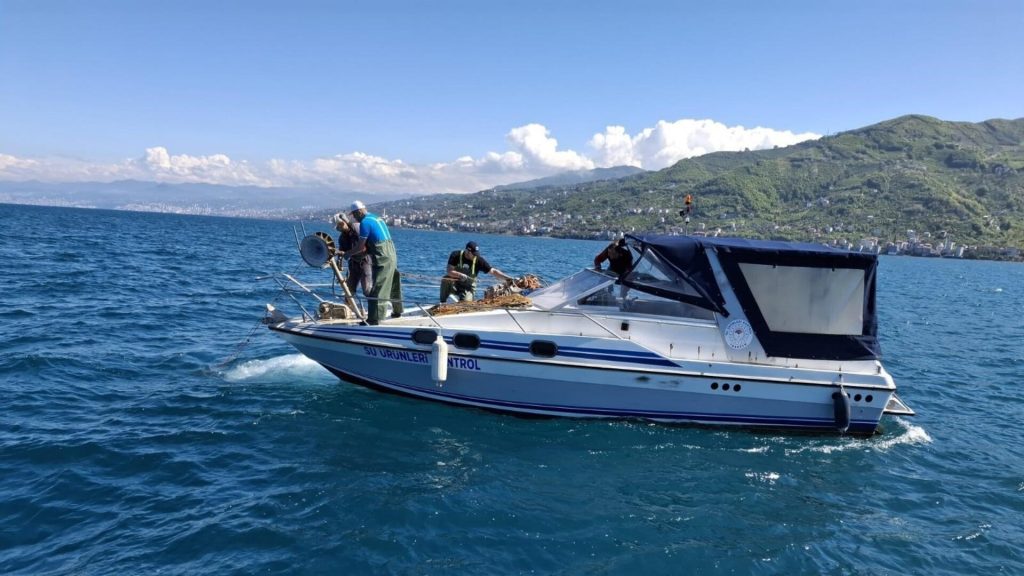 Trabzon’da 3 Bin Metrelik Kaçak Ağ Denizden Temizlendi!