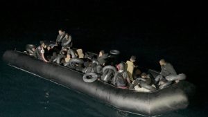 Ege’de Gece Operasyonu: İzmir Açıklarında 43 Düzensiz Göçmen Yakalandı