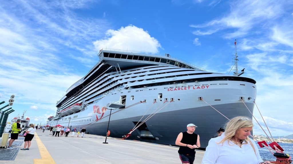 Dev Yolcu Gemileri Binlerce Turist ile Birlikte Bodrum’a Demirledi