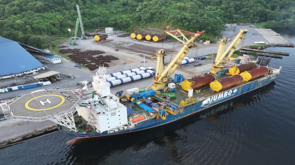 Jumbo yük gemisi HLV Jumbo Javelin mürettebatı güvertede operasyon hazırlığı yapıyor