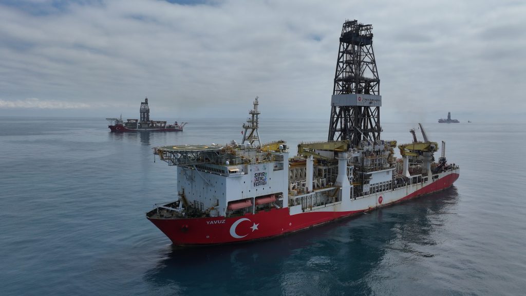 Mavi Vatan’ın Simgesi Yavuz Gemisi Sıfır Atık İçin Pankart Açtı