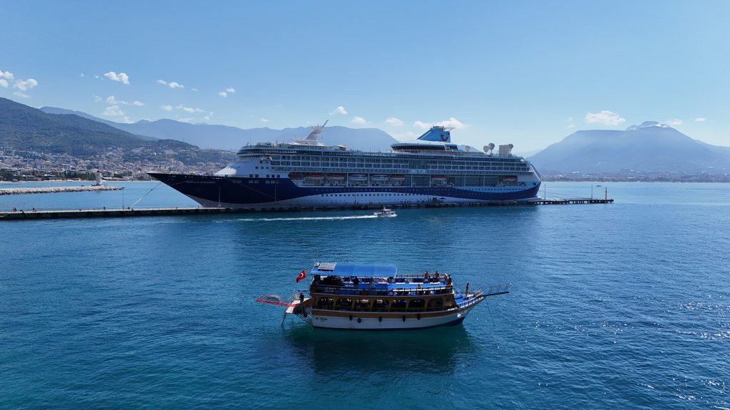 Yüzlerce Turist Taşıyan Dev Kruvaziyer Alanya’ya Demirledi