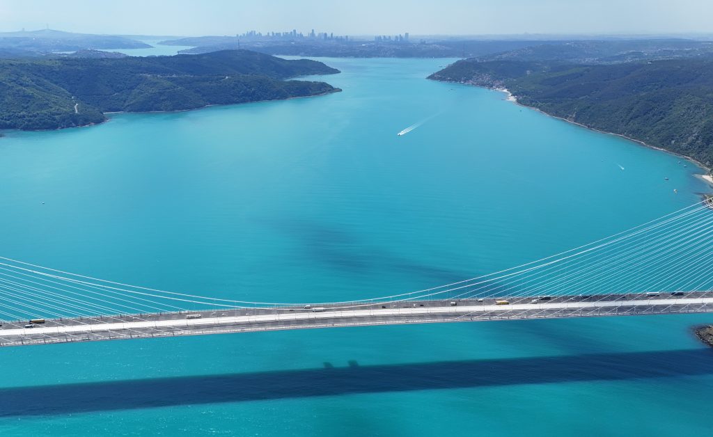 İstanbul Boğazı’nın Rengi Değişti: Boğaz Turkuaza Teslim Oldu!