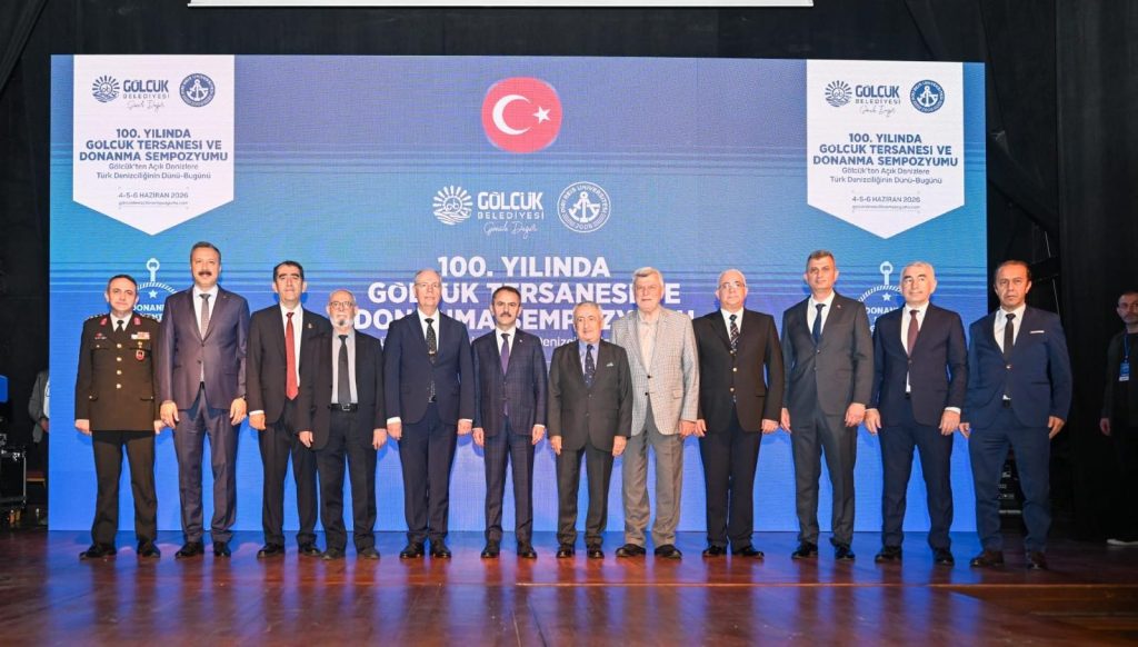 Gölcük Tersanesi ve Donanma Sempozyumu'na katılan protokol üyeleri ve akademisyenler toplu fotoğraf çekiminde.