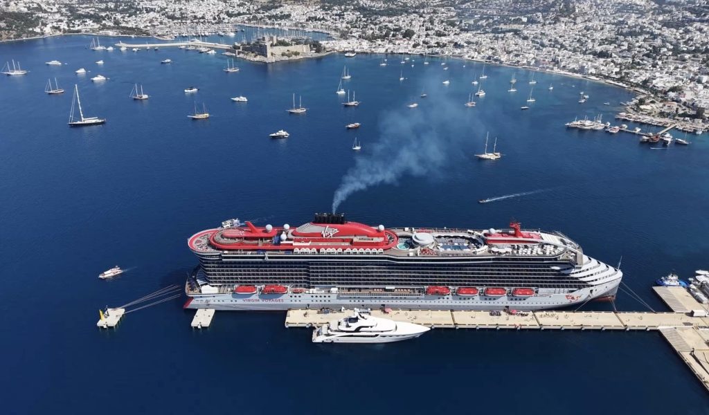 Dev Kruvaziyer Scarlet Lady Binlerce Turistle Bodrum Limanı’na Demirledi
