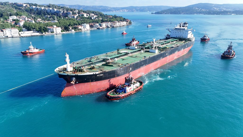 Ukrayna’nın Vurduğu Asteri Tankeri İstanbul Boğazı’nı Kapattı: Römorkörlerle Geçirildi
