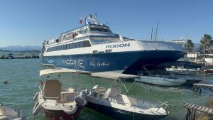 Fethiye-Rodos Feribotu Demirinin Kopması Sonucu Kıyıya Oturdu