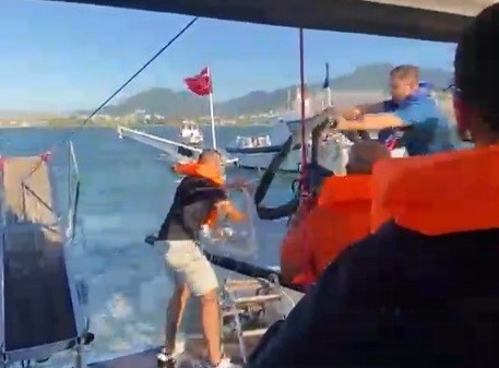 İzmir Açıklarında Dümeni Kırılan Tekne Batma Tehlikesi Atlattı