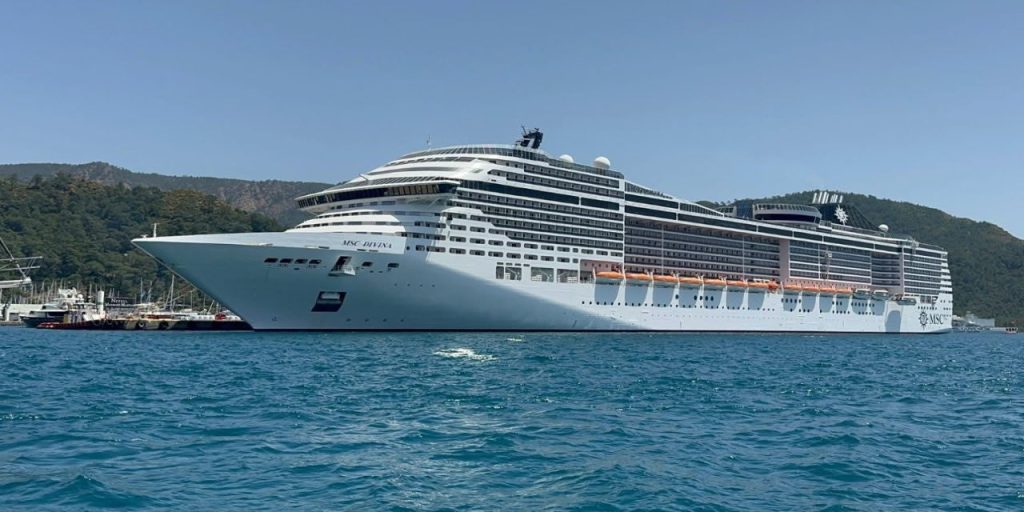 Marmaris’te 5 Bin Yolculu MSC Divina Limana Demirledi
