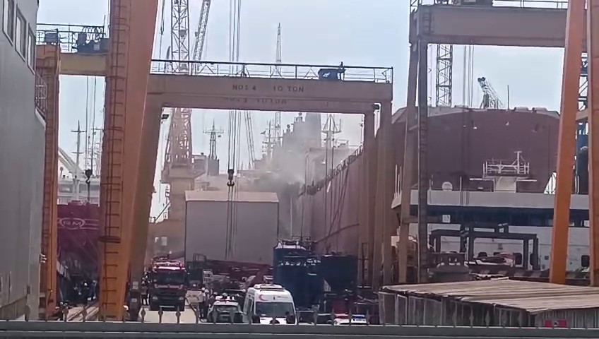 Tuzla’da Korkutan Yangın: Tersanedeki Gemide Çıkan Alevler Söndürüldü