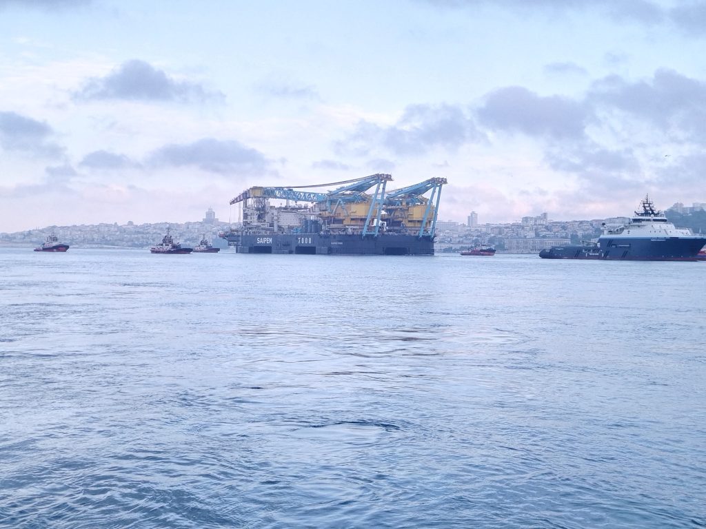 Saipem 7000’ün Geçişi Nedeniyle İstanbul Boğazı’nda Trafik Durdu