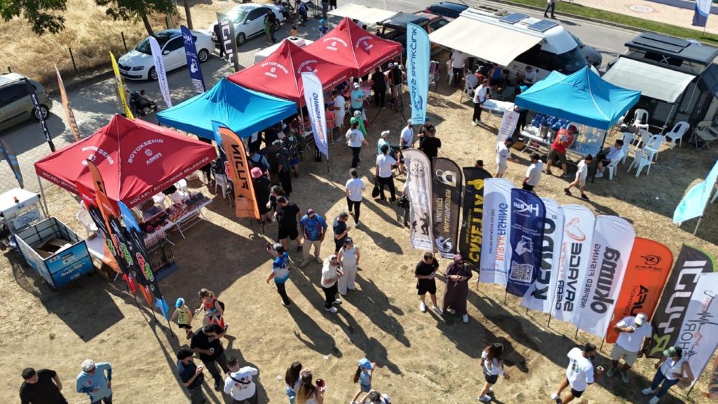 Deniz Festivali Değirmendere Sahili’nde stant alanı ve ziyaretçiler