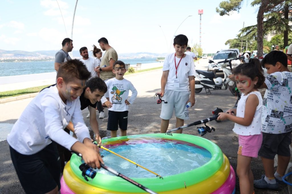 Deniz Festivali Değirmendere’yi Renklendirdi